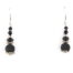 Boucles d’oreilles ethniques composées d’un mélange harmonieux de perles noires et de perles argentés aux textures variées.