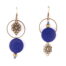 Boucles d’oreilles, très tendances et originales par leur asymétrie. Elles sont composées d’une superposition d’un filigrane rond et d’un cercle ornés d’une perle en bois bleue nuit et de perles bronze et bleues harmonieusement mêlées.
