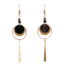Boucles d’oreilles composées d’un cercle orné d’une superposition de pampilles rondes noires et bronzes agrémenter d’une pampille bâtonnet.