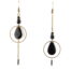 Boucles d’oreilles asymétriques composées d’un cercle orné d’une pampille d’une goutte noire agrémenté d’une chaînette et d’un harmonieux mélange de perles noires et bronzes.
