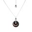 Collier art déco Ciewenn composé d’une chaîne en acier inoxydable et d’une superposition pampilles rondes et ovales. Des petites perles noires et argentées, harmonieusement mêlées, finissent l’ensemble.