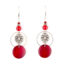 Boucles d'oreilles ethniques Ciewenn composées de perles rouges ornées d'un cercle, d'une pampille en bois rouge et d'un filigrane argenté.