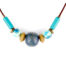 Petit Collier de perles Ciewenn ethnique composé d'un cordon brun, orné de perles kaki, bronze et un camaïeu de bleu harmonieusement mêlées.