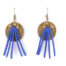 Boucles d'oreilles hippies chics Ciewenn composées d'un disque bronze décoré de perles et de suédines bleues roi.