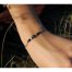 Ce Bracelet art déco Ciewenn est composé d'une chaîne en acier inoxydable, ornée d'un mélange harmonieux de perles argentées et noires.