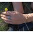 Ce Bracelet art déco Ciewenn est composé d'une chaîne en acier inoxydable, ornée d'un mélange harmonieux de perles argentées jaunes et oranges.