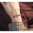 Ce Bracelet art déco Ciewenn est composé d'une chaîne en acier inoxydable, ornée d'une dentelle inox et d'un mélange de perles rouges et roses