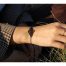 Ce Bracelet bohème, Ciewenn en micro-macramé noir fait main, est composé d’un fin cordon torsadé orné de fines boucles et d’arabesques.