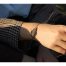 Ce Bracelet bohème, Ciewenn en micro-macramé gris et vert, est fait main. Il est composé d’un fin cordon orné de fines boucles et d’arabesques.