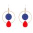 Boucles d’oreilles créoles Ciewenn composées d'un grand cercle bronze décoré d'une perle et d'une superposition de pampilles bleues et rouges.