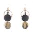 Boucles d'oreilles hippies chics Ciewenn composées de perles d'un mélange harmonieux de pampilles noires et bronze, du bois, du verre et du métal.