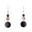 Boucles d’oreilles hippies chics Ciewenn composées de perles d'un mélange harmonieux de perles noires et argentés, du bois, du verre et du métal.