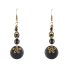 Boucles d’oreilles hippies chics Ciewenn composées de perles d'un mélange harmonieux de perles noires et bronze, du bois, du verre et du métal.