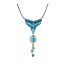 Collier bohème Ciewenn micro macramé composé d'un cordon noir, d'un micro macramé orné de perles bleus et bronzes, et d'un pompon de chaînettes.