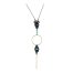 Sautoir bohème Ciewenn micro macramé composé d’un cordon noir tissé sur un cercle bronze, parsemé de perles bleues et orné d"une chaînette bronze.
