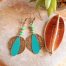 Boucles d'oreilles Ciewenn hippies chics composées de perles vertes et bronze, d'un pétale turquoise, d'un disque bronze sculptées.