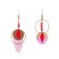 Boucles d'oreilles Ciewenn asymétriques composées d'un cercle et d'un losange rouge, de pampilles de différentes formes, et d'un filigrane violet