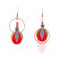 Boucles d'oreilles Ciewenn asymétriques composées d'un cercle et d'un losange bleu nuit, de pampilles de différentes formes, et d'un filigrane rose