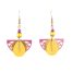 Boucles d'oreilles hippies chics Ciewenn composées de perles roses, jaunes et bronze et d'un jeu de pampilles aux formes variées et colorées.