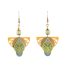 Boucles d'oreilles hippies chics Ciewenn composées de perles dorées, vertes et bronzes et d'un jeu de pampilles aux formes variées et colorées.