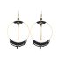 Boucles d'oreilles créoles CieWenn composées d'un grand cercle bronze, d'un micro macramé noir, d'une pampille longue et de perles noires et bronzes