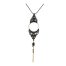 Sautoir bohème composé d’un micro macramé noir tissé sur un cercle bronze, parsemé de perles et orné d"une chaînette bronze.