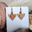 Boucles d'oreilles Ciewenn hippies chics composées d'un jeu de pampilles orange grises et bronze, aux formes variées et de perles oranges et bronzes.