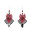 Boucles d'oreilles bohèmes composées d'un micro macramé rouge et noir tissé autour d’un cercle décoré des perles et de pampilles.