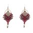 Boucles d'oreilles micro macramé Ciewenn bohèmes composées d'un micro macramé noir, rouge et rose décoré d'une dentelle bronze et de perles roses, noires et bronze