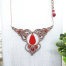Collier bohème micro macramé Ciewenn composé d'un micro macramé gris et vieux rose avec des arabesque et parsemé perles rouges.