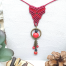 Collier bohème micro macramé Ciewenn composé d'un cordon, d'un micro macramé orné d'un pompon de chaînettes et de perles rouges noires et bronzes.