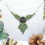 Collier bohème micro macramé Ciewenn composé d'un cordon torsadé et d'une dentelle bronze décorée d'arabesques vertes nouées à la main.
