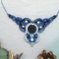 Collier bohème micro macramé Ciewenn composé d'un micro macramé noir et camaïeu de bleu parsemé perles noires et bleues.