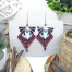 Boucles d'oreilles micro macramé Ciewenn bohèmes composées d'un micro macramé noir bleu rouge et rose décoré des perles et de pampilles bleues noires et argentées