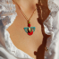 Collier art déco Ciewenn composé d'une chaîne inox dorée ornée d'un jeu de pampilles géométriques colorées et de perles rouges, bleues et vertes,