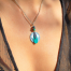 Collier art déco Ciewenn composé d'une chaîne en acier inoxydable, de perles bleues et inox et d'un jeu de pampilles aux formes variées