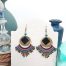 Boucles d'oreilles micro macramé CieWenn composées d'un micro macramé coloré tissé autour d’un cercle bronze, décoré des perles et de pampilles.